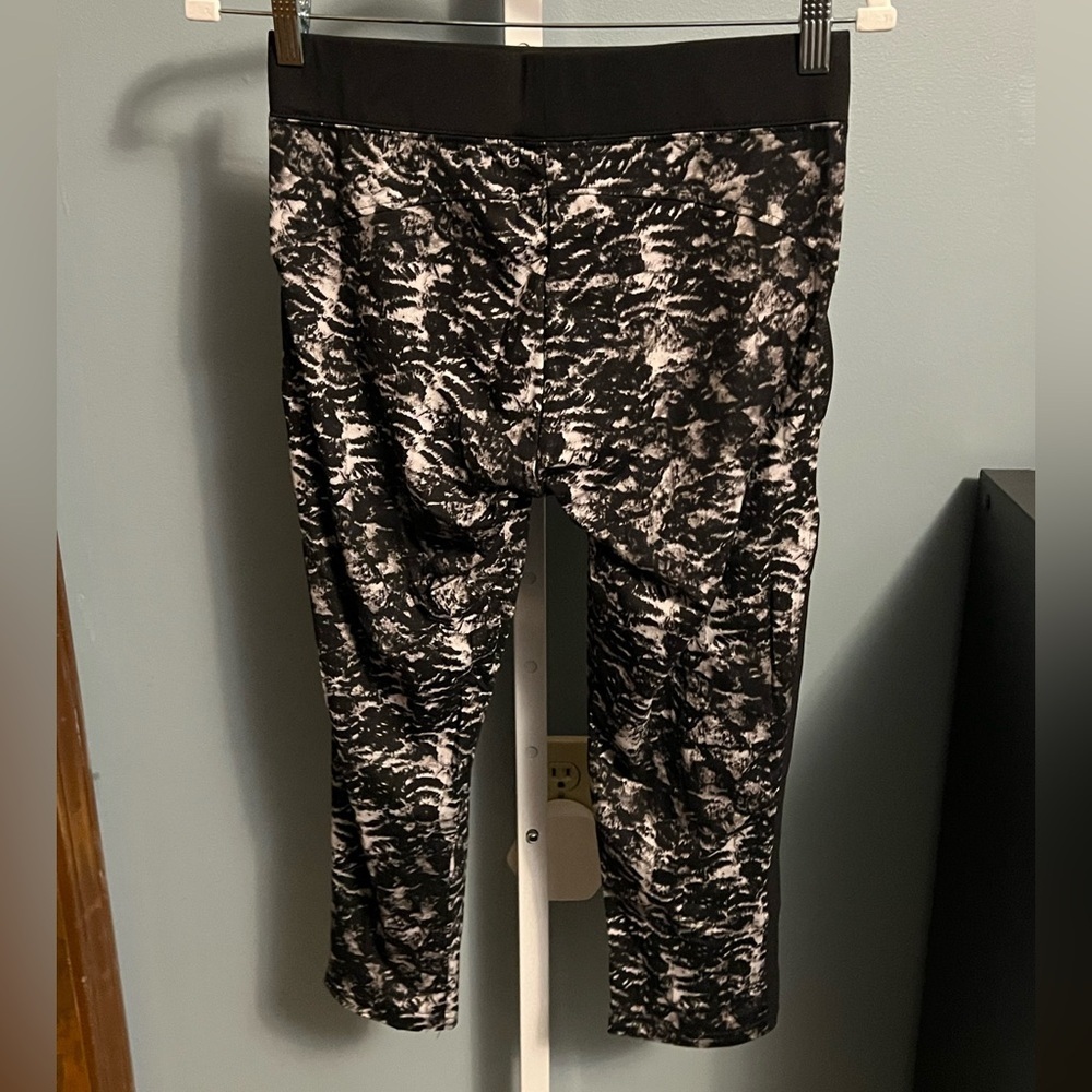 🇺🇸$5🇺🇸 Sho Sho Sport Black and White Patterned Mesh Leggings NWT Large - Picture 2 of 5
